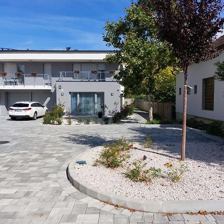 Linden Apartman 001 - Adults Only Mosonmagyaróvár Екстериор снимка