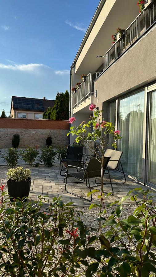 Linden Apartman 001 - Adults Only Mosonmagyaróvár Екстериор снимка