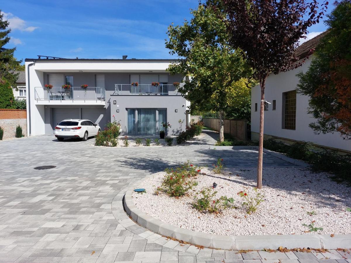 Linden Apartman 001 - Adults Only Mosonmagyaróvár Екстериор снимка