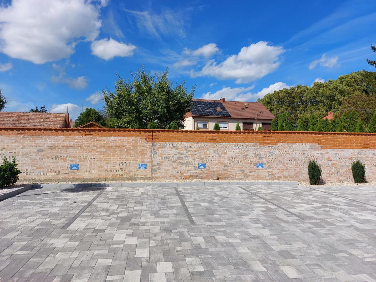 Linden Apartman 001 - Adults Only Mosonmagyaróvár Екстериор снимка
